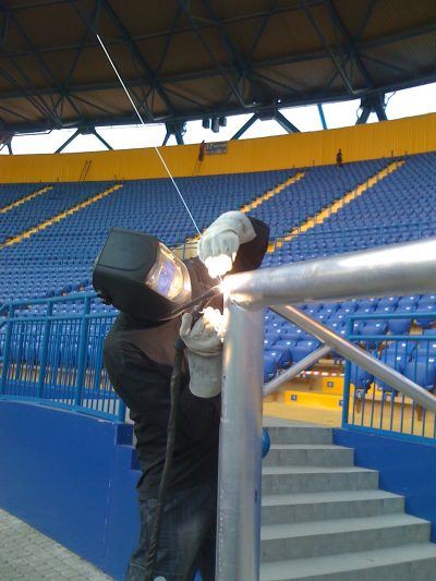 Nachbearbeitung einer Schweißnaht direkt im Stadion. (Bildquelle: Sportgeräte 2000 GmbH)